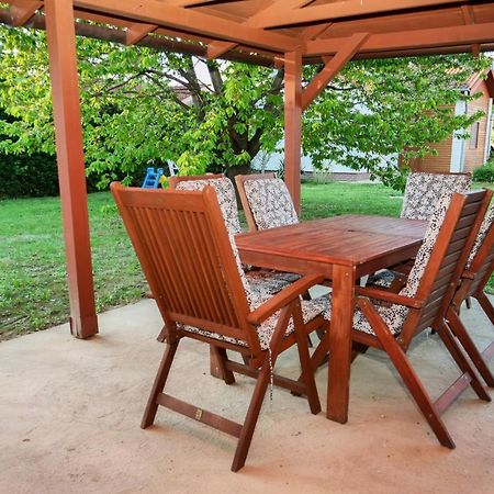 Cseresznyes Apartman Berekfurdo Luaran gambar